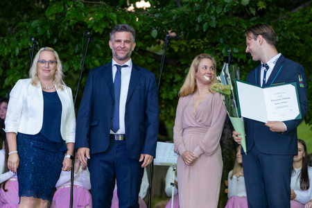 Priznanje za Mateja Rihterja je prevzel Aljaž Sečnik, dirigent Godbe Dobrova - Polhov Gradec in učitelj v Glasbeni šoli Emil Adamič. Foto: Tine Lisjak